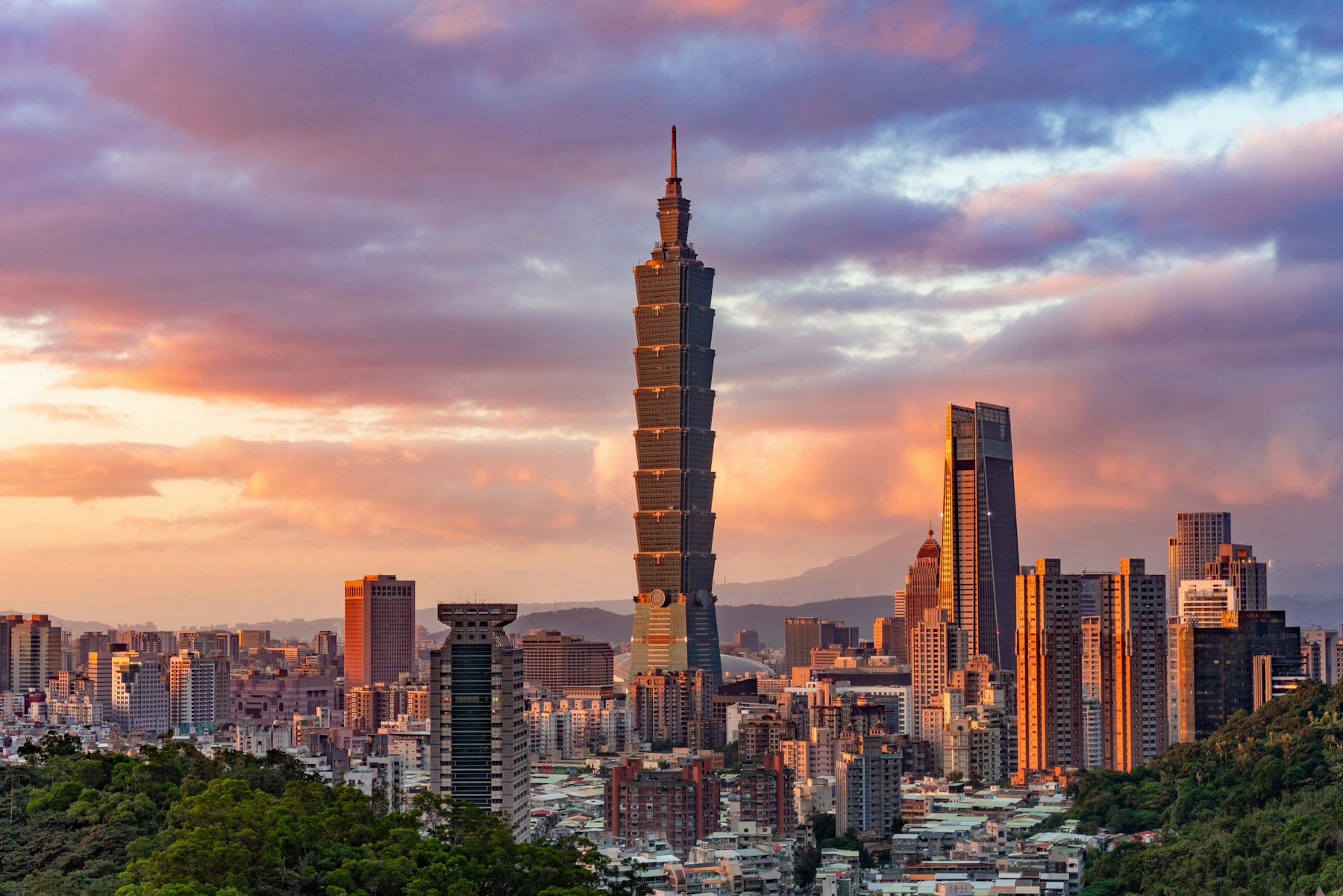 夕陽下的台灣城市旅行景色