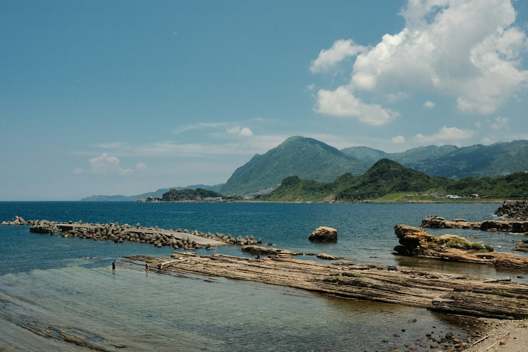 台灣湖泊與山巒景色