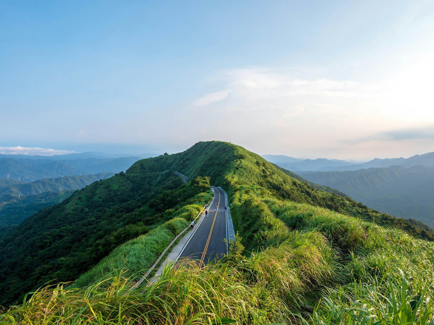 陽光下的台灣山稜景觀道路
